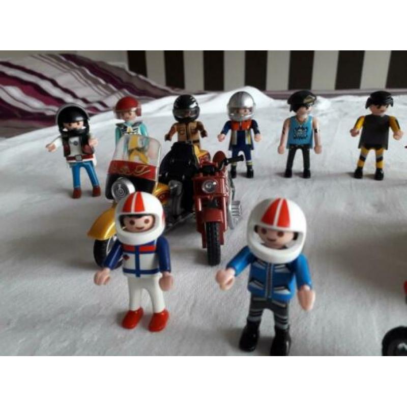 12 poppetjes en 8 motoren playmobil