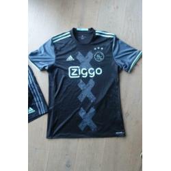 ZIGGO Blauw Ajax shirt M en broekje L