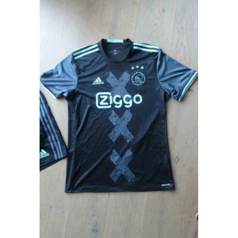 ZIGGO Blauw Ajax shirt M en broekje L