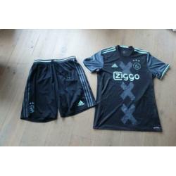 ZIGGO Blauw Ajax shirt M en broekje L