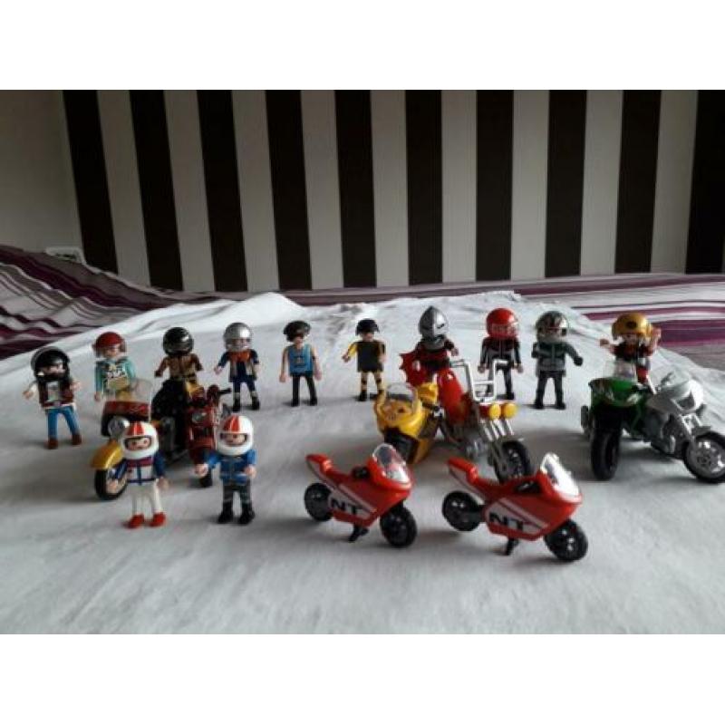 12 poppetjes en 8 motoren playmobil