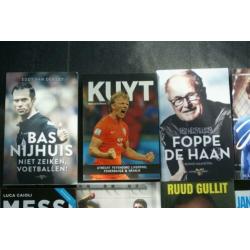 46 Versch. VOETBAL / SPORT Boeken.....