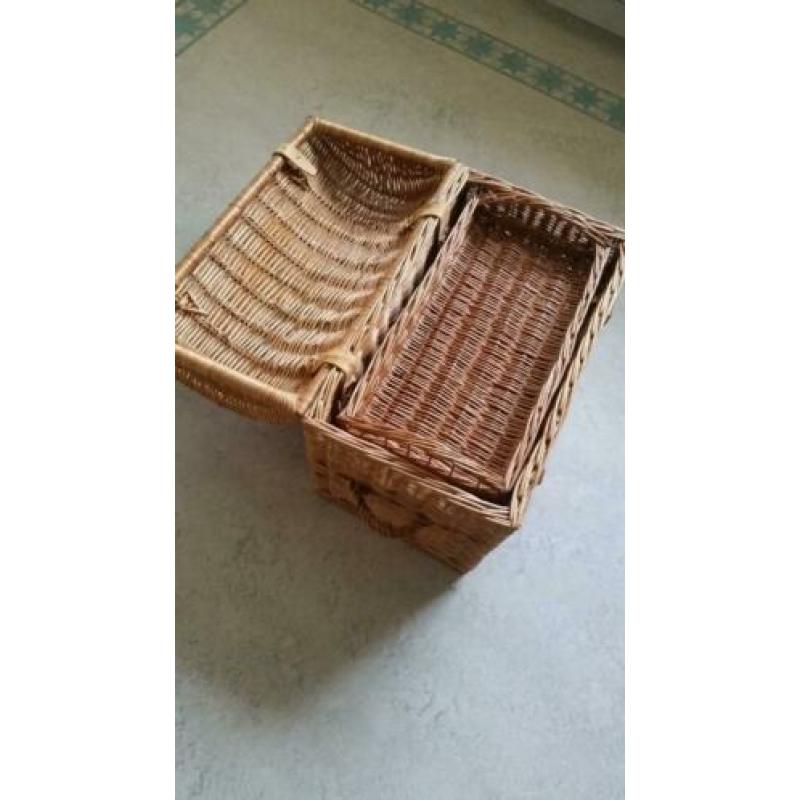 Kist, reiskoffer. Rotan. Leren sluiting. Extra mand. Vintage