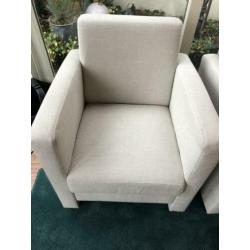 Twee witte fauteuils (stof)