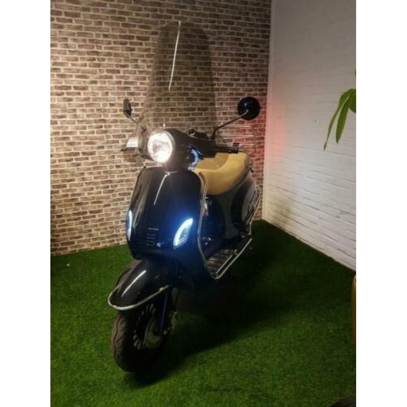 Zeer nette Senzo Riva Lux brommer euro4 vespa look 2019!