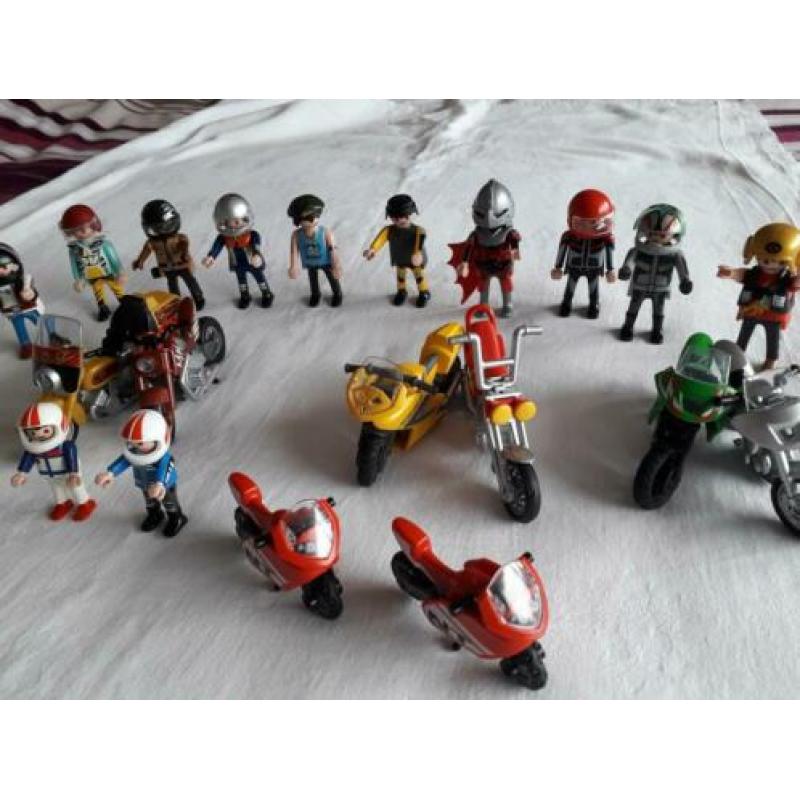 12 poppetjes en 8 motoren playmobil