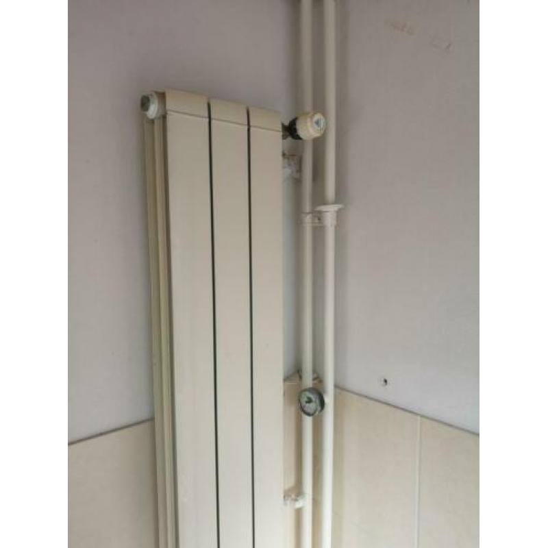 Global design radiator crème 185 cm hoog x 27 cm breed