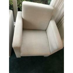 Twee witte fauteuils (stof)