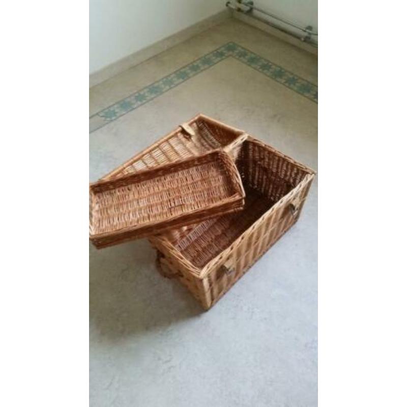 Kist, reiskoffer. Rotan. Leren sluiting. Extra mand. Vintage