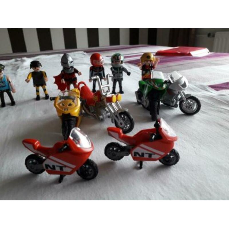 12 poppetjes en 8 motoren playmobil