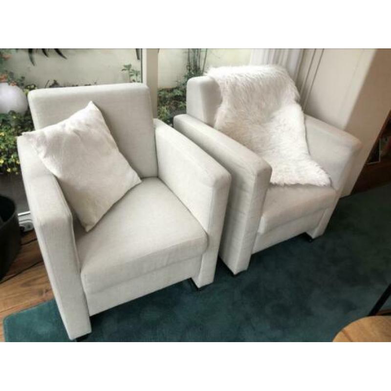 Twee witte fauteuils (stof)