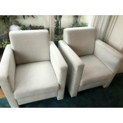 Twee witte fauteuils (stof)