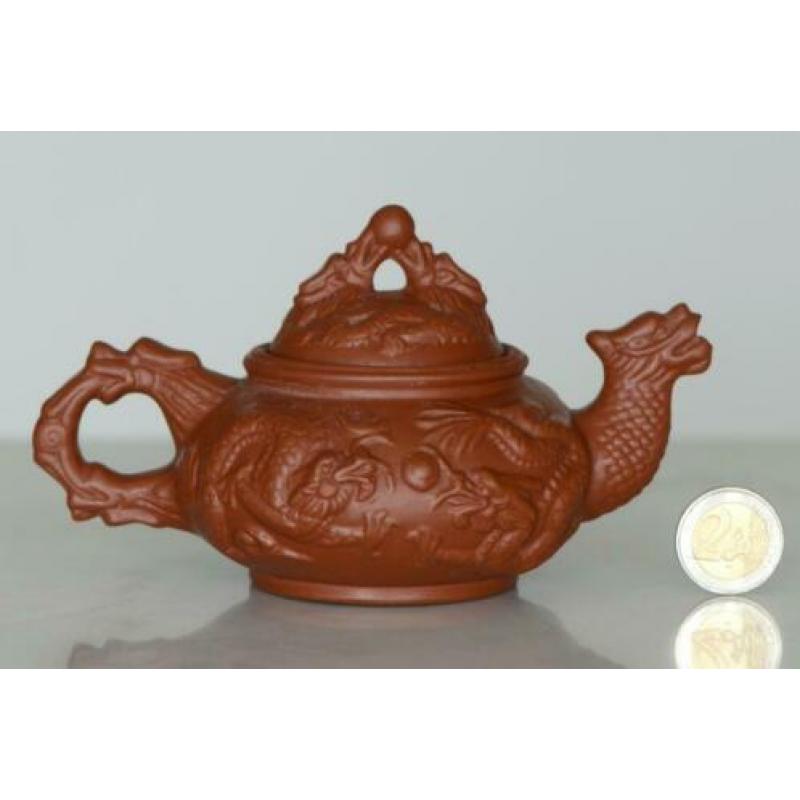 YIXING TREKPOTJE terracotta China draken