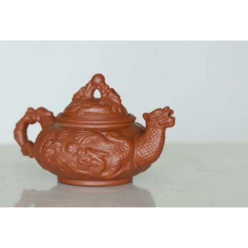 YIXING TREKPOTJE terracotta China draken