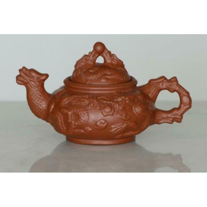 YIXING TREKPOTJE terracotta China draken