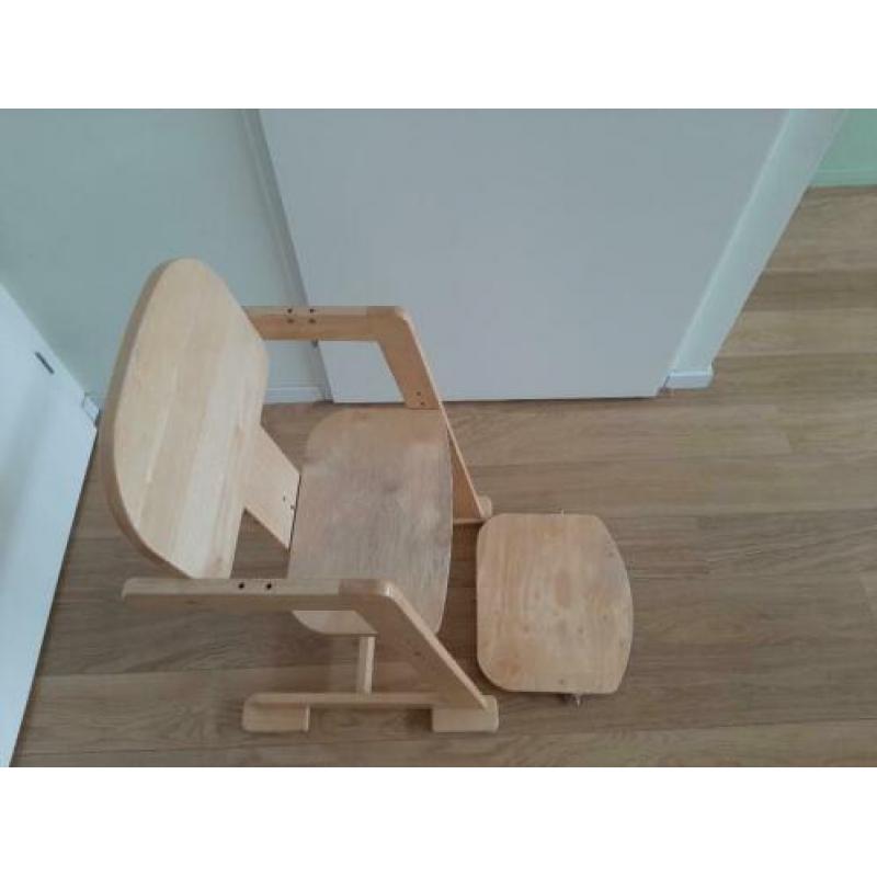 massief houten kinderstoel met kindertafel