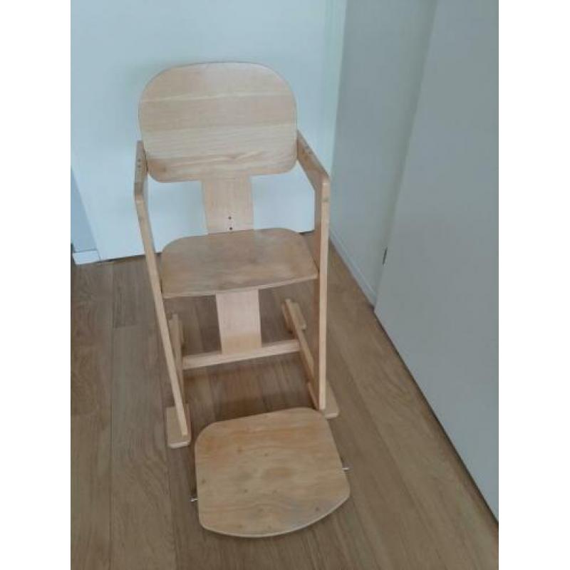 massief houten kinderstoel met kindertafel