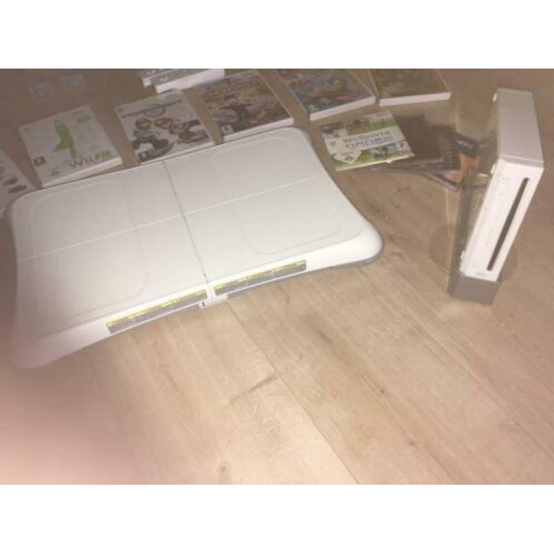 TE KOOP: COMPLETE SET Wii NINTENDO MET SPELLEN EN TOEBEHOREN