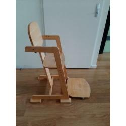 massief houten kinderstoel met kindertafel