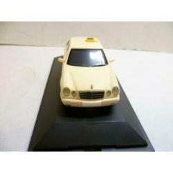 Herpa Mercedes Benz 220E Taxi in doos 1:43 modelauto.