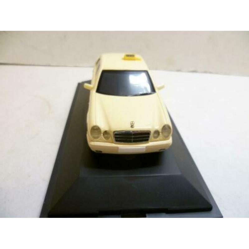 Herpa Mercedes Benz 220E Taxi in doos 1:43 modelauto.