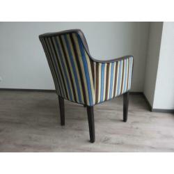 Bruin leren stoelen met blauw gestreepte buitenkant