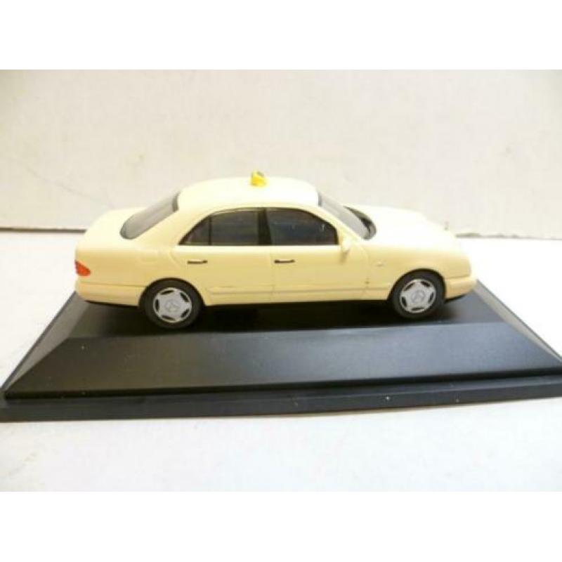 Herpa Mercedes Benz 220E Taxi in doos 1:43 modelauto.