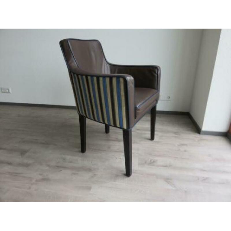 Bruin leren stoelen met blauw gestreepte buitenkant