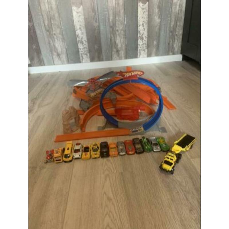 15 Hot wheels auto’s + racebaan delen o.a. looping