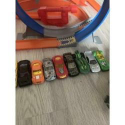 15 Hot wheels auto’s + racebaan delen o.a. looping