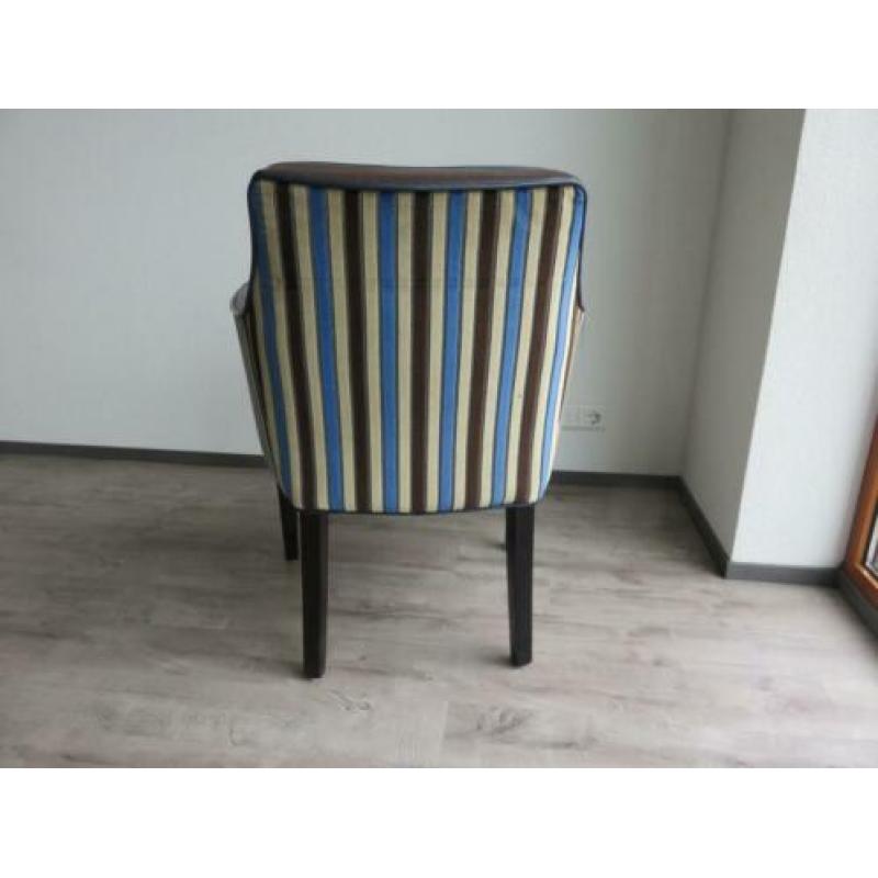 Bruin leren stoelen met blauw gestreepte buitenkant