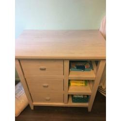 commode babykamer zandkleurig