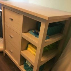 commode babykamer zandkleurig