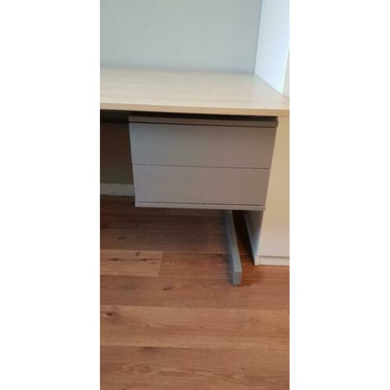 Bureau met stoel