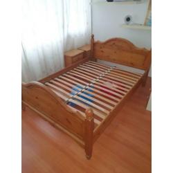 2 persoons eikenhouten bed.