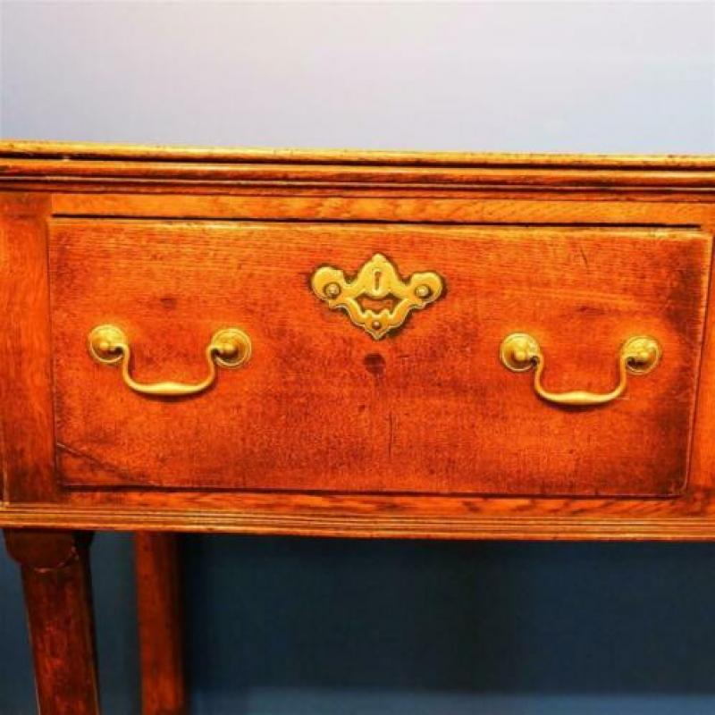 Georgian eiken dresser base met drie lades