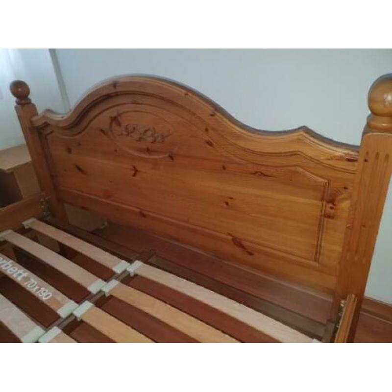 2 persoons eikenhouten bed.