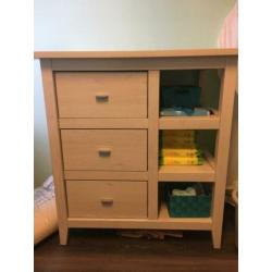 commode babykamer zandkleurig