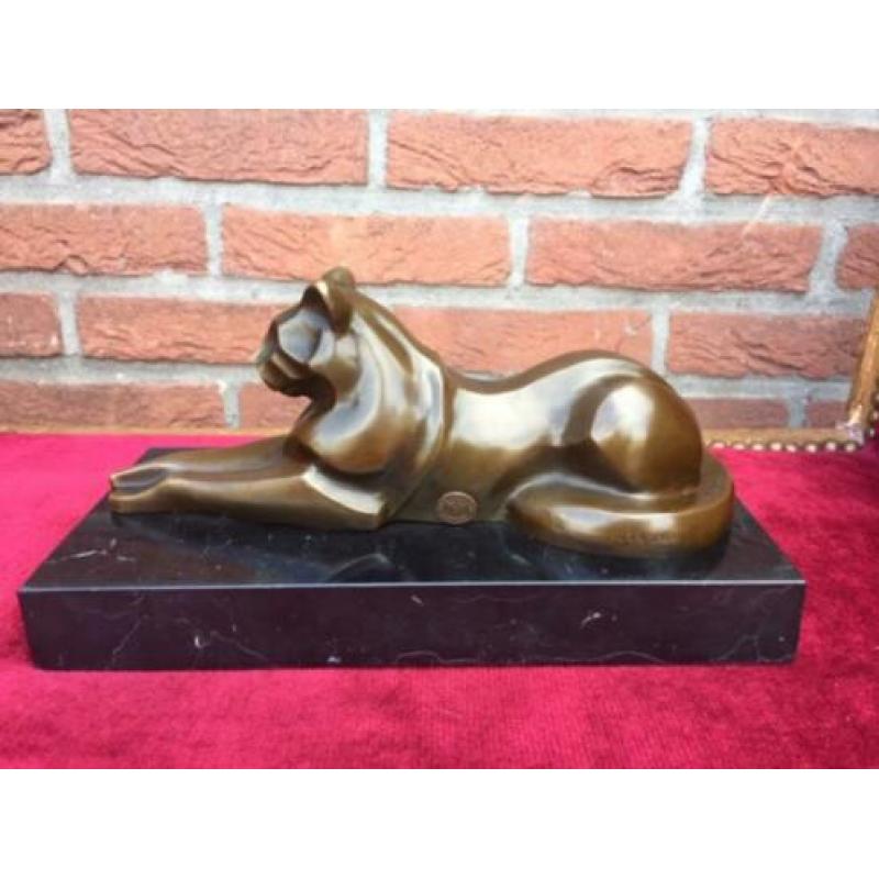 liggende bronzen kat in art-deco stijl