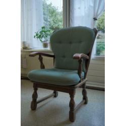 Fauteuil en tafel van eikenhout. Mooi en in nette staat!