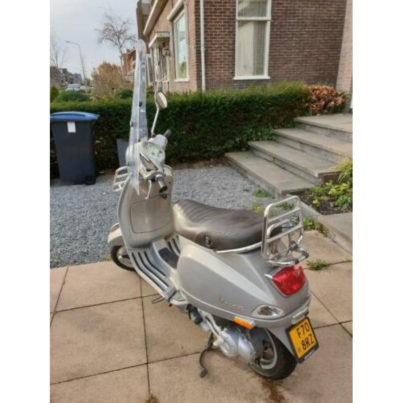 MOET WEG! Vespa LX Touring (~ 60 km/h) overcompleet