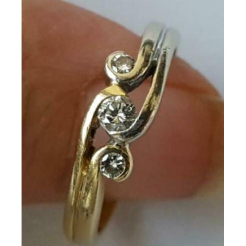 Mooie 2 kleuren gouden ring met 3 diamanten 14 karaats