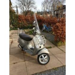 MOET WEG! Vespa LX Touring (~ 60 km/h) overcompleet