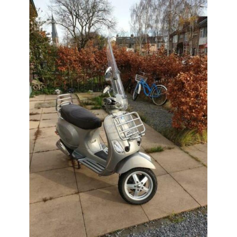 MOET WEG! Vespa LX Touring (~ 60 km/h) overcompleet