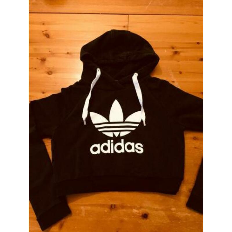 Gave zwarte Adidas hoodie met wit logo, maat 36/S