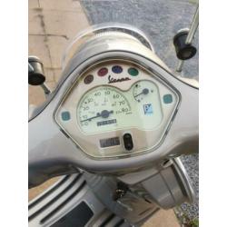 MOET WEG! Vespa LX Touring (~ 60 km/h) overcompleet