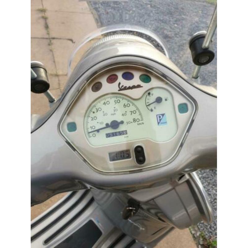 MOET WEG! Vespa LX Touring (~ 60 km/h) overcompleet