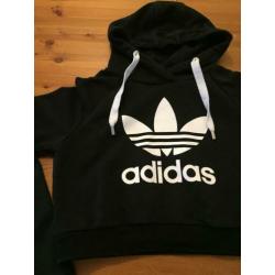 Gave zwarte Adidas hoodie met wit logo, maat 36/S