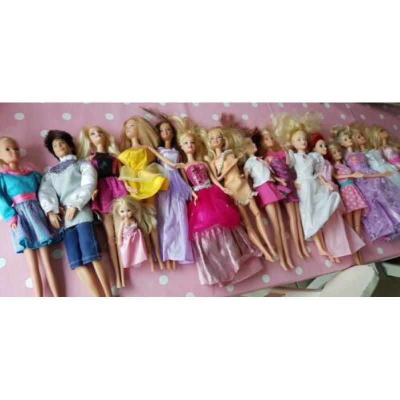 Barbies en Ken met veel kleding