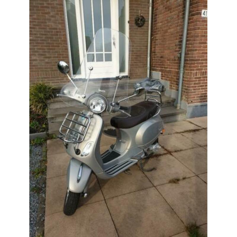 MOET WEG! Vespa LX Touring (~ 60 km/h) overcompleet